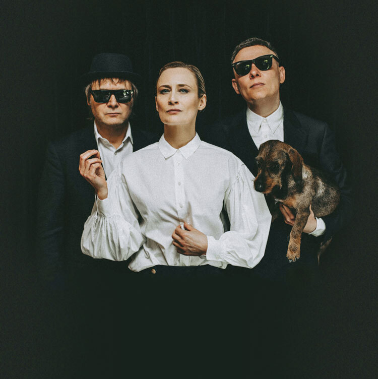 Uitgelicht Hooverphonic Sit Down and Listen staand fotograaf NICTURES